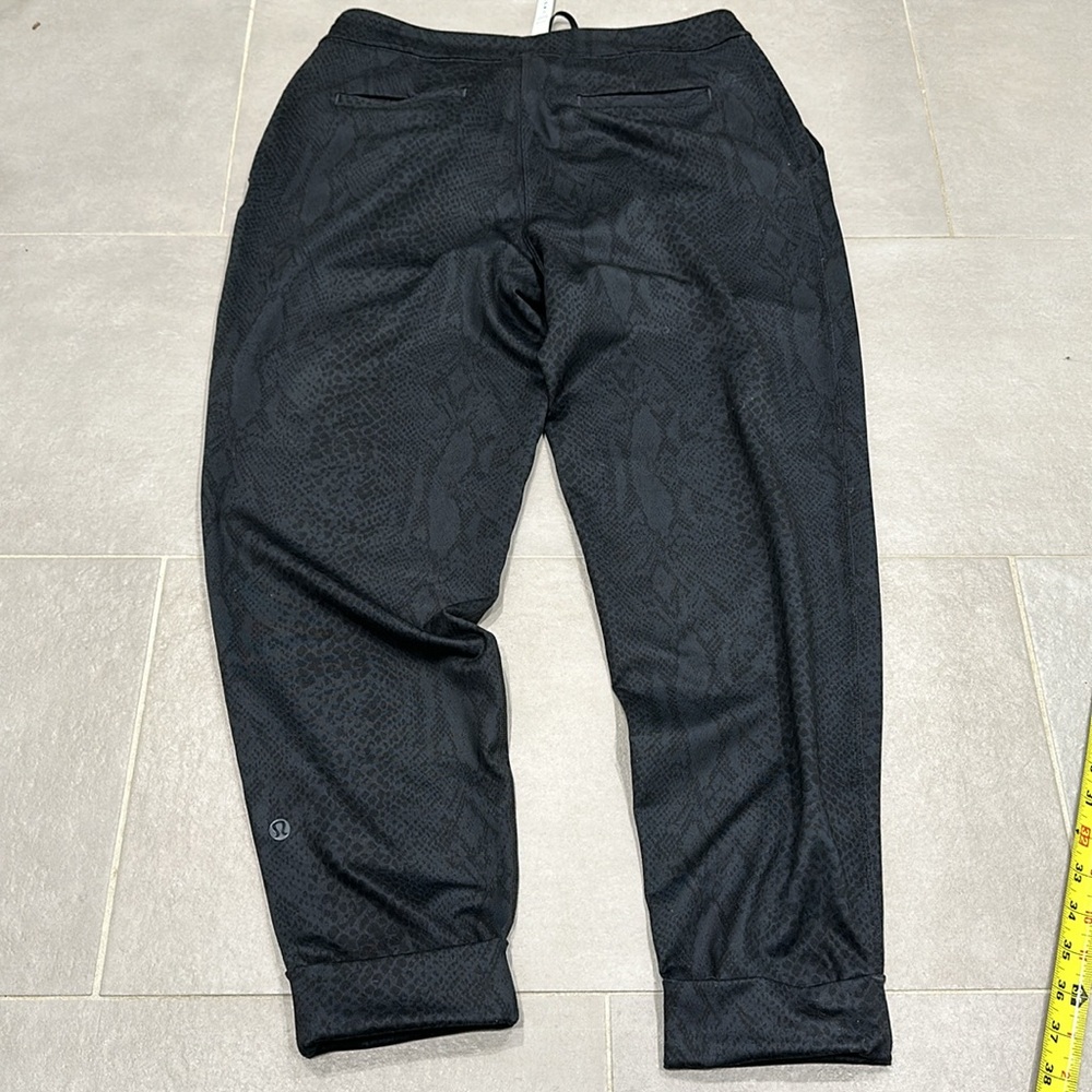 Lululemon pant, size 6 - Picture 10 of 13
